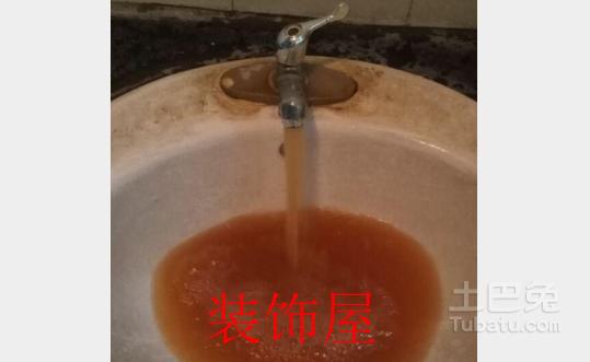 多小区自来水浑黄有异味 媒体十问自来水公司