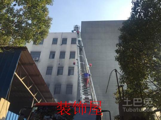 图为：消防官兵利用登高车疏散被困人员。视频截图