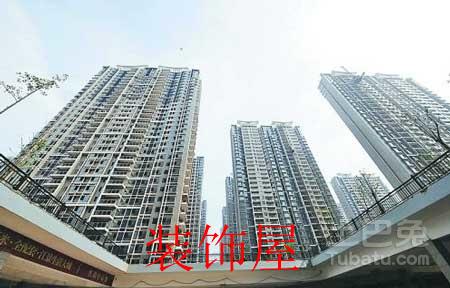 住房城乡建设部今天表示，今年住建部一手抓热点城市控房价、防泡沫、防风险，一手抓三四线城市和县城去库存，目前已经取得一定效果。房地产调控领域，坚持分类调控，因城因地施策，强化地方主体责任，热点城市政府出台了限购、限贷、增加土地供应、打击开发商和中介机构违法违规行为等措施。在各方共同努力下，热点城市房地产市场正逐步趋于稳定，社会预期有所转变，市场走势出现积极变化。