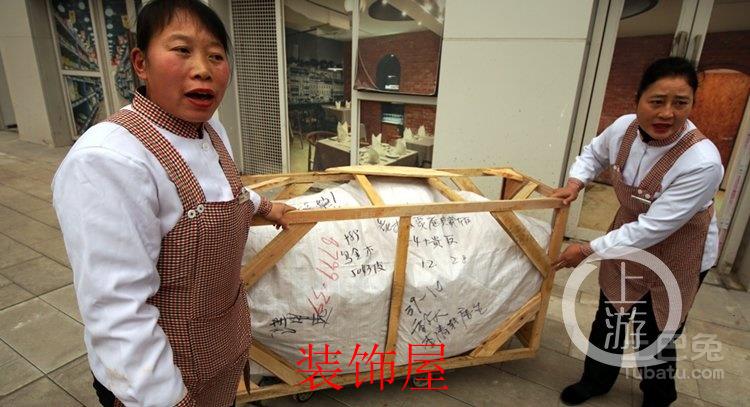 货车开着开着掉下个新沙发 至今无人认领
