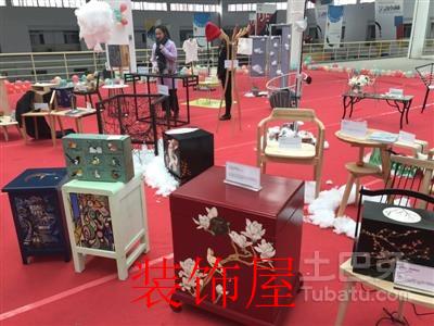 南京一学生设计的茶几拍出5600元的高价