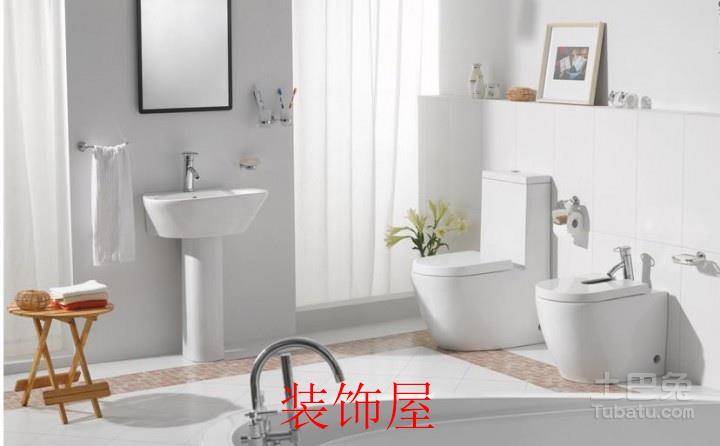 　　北京时间1月5日消息，据《华尔街日报》网络版报道，当富士康在去年收购夏普时，该iPhone代工商的其中一个目标就是利用夏普打造自主具有全球品牌知名度的消费电子业务。　　但是现在，富士康面临一个重大障碍：在美国，夏普品牌电视的销售权属于海信，后者已表示无意接受夏普的请求归还品牌使用权。　　富士康是全球最大的代工商之一，为其他公司制造产品。富士康的客户包括苹果、索尼、任天堂，但是代工业务的利润率低，而且增长潜力有限。　　这也是为什么富士康董事长郭台铭在去年斥资3888亿日元(约合33亿美元)收购夏普的原因，后者是一家拥有104年历史的消费电子制造商。郭台铭表示，他想利用夏普这一知名品牌让富士康成为一家受尊敬的高科技消费电子创新者。　　　　富士康董事长郭台铭　　要想实现夏普这一品牌的复兴，郭台铭需要拿回夏普在过去几年为了筹集现金而出售的权利。郭台铭选择让自己的得力助手戴正吴负责夏普的运营。去年12月，戴正吴拿回了夏普在欧洲的品牌使用权，方法是直接收购了此前取得这一授权的公司。　　戴正吴在去年11月举行的新闻发布会上称，他还打算撤销与中国电子品制造商海信达成的一项交易。去年，海信收购了夏普品牌电视在美国的销售权，2020年底才到期。　　海信拒绝夏普回购提议　　海信表示，在协议到期前，不会归还夏普品牌电视的使用权。“我们感觉是被迫捍卫我们的授权协议，”海信总经理林澜在电邮中表示，“夏普品牌对我们很重要”。他同时证实，已经接到了夏普关于回购品牌使用权的请求。　　夏普、富士康不予置评。　　在中国低价电视制造商的大力渗透下，电视已不是消费电子公司的一个利润丰厚的产品。但是，早稻田大学商学院教授长内厚(Atsushi Osanai)表示，电视依旧是一个重要的营销工具，企业喜欢看到他们的品牌名称处于客厅的中央。长内厚曾经供职于索尼电视部门。　　　　海信希望借助夏普品牌提升美国份额　　这也是为什么索尼、松下两家日本公司在削减了许多消费电子业务后，依旧在美国销售电视的原因。海信希望在美国电视市场扩大影响力，计划在本周举行的国际消费电子展(CES)上推出新款夏普品牌电视。　　林澜称，夏普从授权协议中获益，因为海信每销售一台夏普品牌电视都会向夏普支付一定费用。　　但是戴正吴在去年11月表示，他希望获得夏普品牌的完全控制权，回购使用权是其推出夏普品牌产品长期策略的第一步。他表示，夏普的产品目前主要在日本销售，包括空气净化器、烹饪锅等。　　郭台铭在去年6月份的股东大会上称，富士康的生产效率将帮助夏普以更具竞争力的价格在全球市场竞争。“我们想帮助夏普降低成本，”他当时表示。　　拒绝回购是谈判策略?　　尽管海信拒绝重新谈判的立场可能是一种策略，为的是从现金充裕的富士康手中获得更高报价，但是如果海信坚持这么做，这对于富士康来说也是一个挑战。　　富士康计划投资88亿美元，在广州建立一家液晶电视面板厂，使用夏普的技术。知情人士称，富士康已表示，将停止向三星电子、海信供应液晶电视面板。这就意味着，富士康需要另外一家大客户，这家客户可能就是旗下子公司夏普。　　除了中国，美国也是富士康新广州工厂所生产大尺寸液晶电视面板的主要消费市场。过去几年，富士康曾多次小规模尝试直接在市场中推广产品。但是分析师认为，富士康把夏普重新打造成一个全球品牌面临挑战。　　长内厚称，夏普在亚洲是一个知名品牌，但是在欧洲和美国的知名度相对较低。这就意味着，至少在未来5年内，富士康需要一大笔营销预算，这凸显出了拿回夏普美国电视品牌使用权的必要性。　　海信称，夏普品牌有助于公司积累营销诀窍，与美国大型零售商建立关系。分析师表示，海信可能最终会利用这些资源推广自主品牌电视，这对于富士康来说又是一个挑战。　　海信拒绝就其商业计划置评。　　原标题：海信拒还品牌使用权 富士康重振夏普受阻
