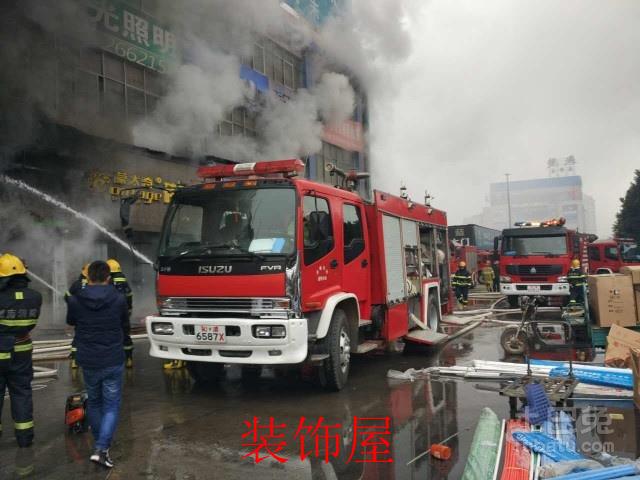 湖南一家具市场起火 过火面积约100多平方米