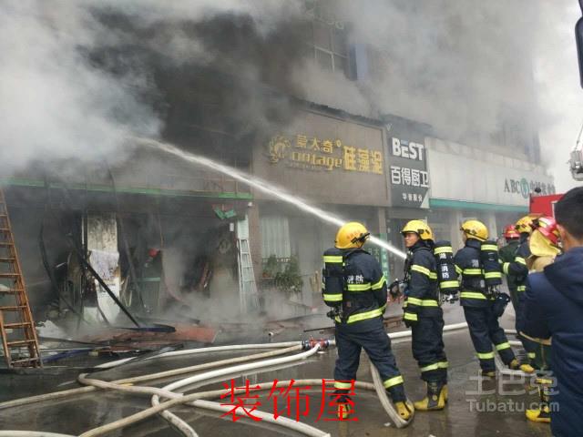 湖南一家具市场起火 过火面积约100多平方米