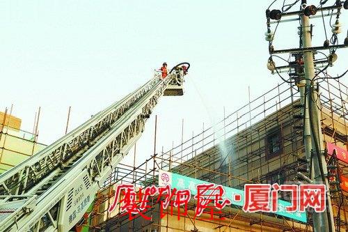 厦门一家具仓库起火 起火原因正在调查中