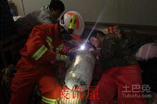 6岁女孩在家玩耍被困洗衣机甩干桶 消防员施救