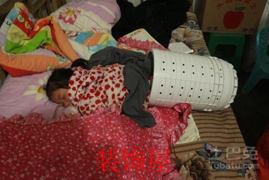 6岁女孩在家玩耍被困洗衣机甩干桶 消防员施救