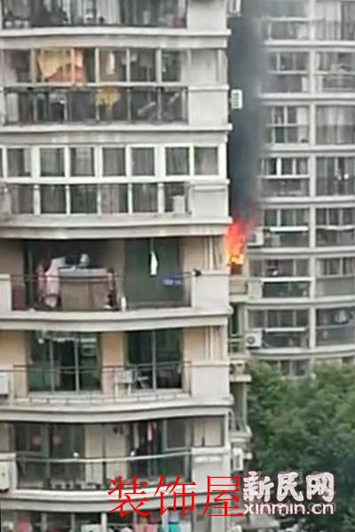 上海一高层住宅楼起火 七辆消防车到场救援