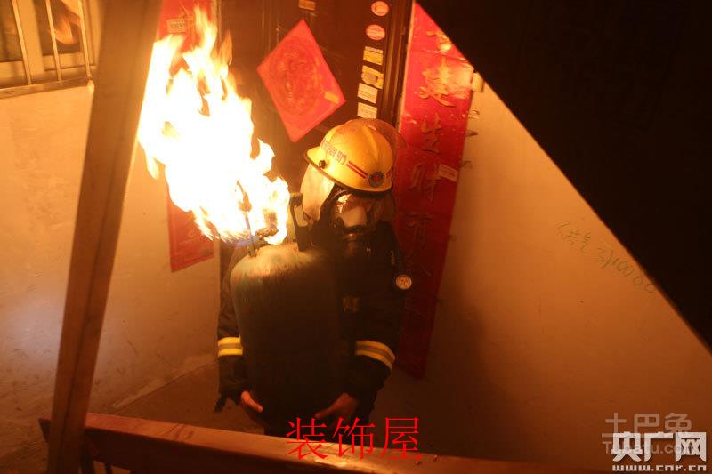 襄阳一小区起火 消防员抱起燃火煤气罐直冲一楼