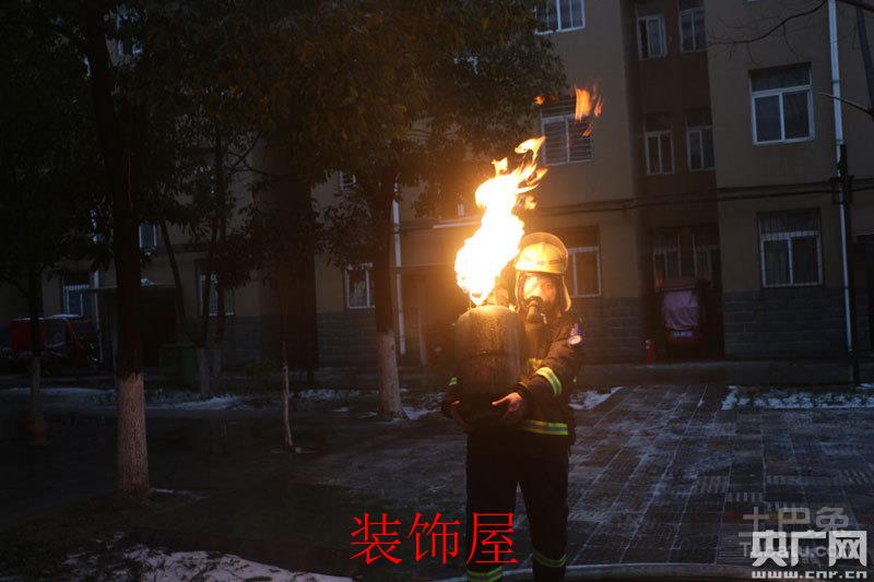 襄阳一小区起火 消防员抱起燃火煤气罐直冲一楼