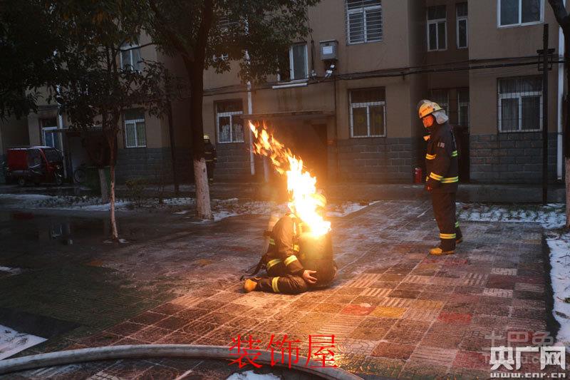 襄阳一小区起火 消防员抱起燃火煤气罐直冲一楼