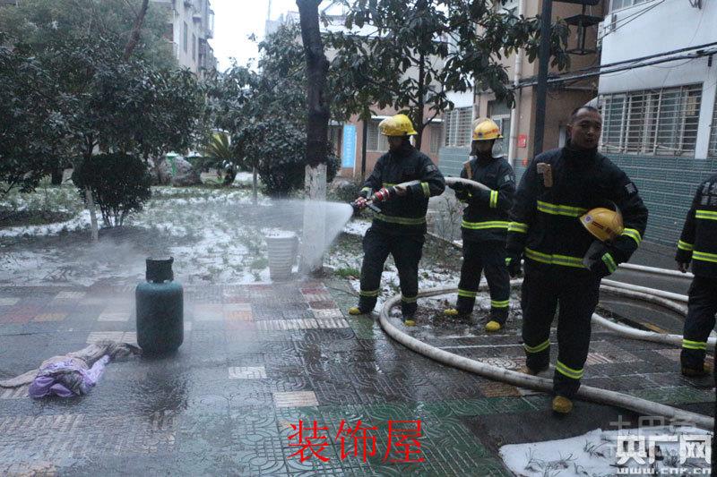 襄阳一小区起火 消防员抱起燃火煤气罐直冲一楼