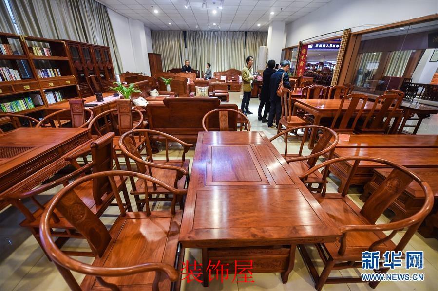 花园红木家具博览会举行 近100家企业参展