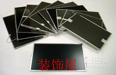 　　工业和信息化部电子信息司副司长吴胜武9日表示，2016年我国新型显示行业销售收入达2013亿元，全球市场占有率达27%。　　吴胜武是当天在深圳召开的2017中国(国际)平板显示产业大会上作此表述的。　　我国作为全球电子制造业生产基地，个人计算机、手机、电视机产量均居全球第一，世界显示器件制造中心也正加快向国内转移。　　吴胜武指出，目前我国新型显示行业技术水平不断提升。2011-2016年，我国全行业年均专利申请量达9000 件，累积申请专利超过5.6 万件。　　与此同时，我国新型显示行业的产业规模也在持续扩大。2016年我国新型显示行业销售收入达2013亿元，同比增长20%;出货面积0.53亿平方米，同比增长16.5%，全球市场占有率由“十二五”初的3.9%增至27%。目前，国内面板产线共41条，其中已建成产线26条，在建15条。各类液晶面板供应能力均明显提升，32英寸及以下国产自给率达72.3%。　　另一方面，我国显示产业仍存投资过热、成套设备及关键材料仍大量依赖进口、产品附加值低等突出问题。虽然2016年我国面板出货面积已经占到全球的27%，但销售收入仅占全球的19%，产品附加值低，在高端产品中LTPS 占比不足7%，AMOLED占比不足2%。　　目前，工业和信息化部正会同有关部门，从持续加强政策扶持、提升产业技术及配套能力、加强行业管理和产业服务等方面入手，共同推动我国显示产业持续快速健康发展。　　原标题：我国新型显示行业全球市场占有率达27%