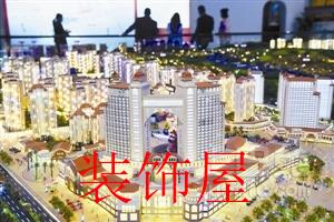 购房者通过沙盘了解住宅情况。新华社发