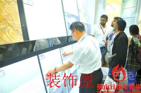 外国买家在选购瓷砖。/企业供图