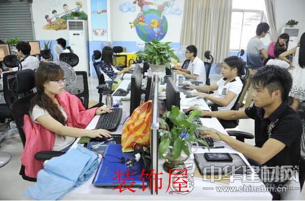 龚元(化名)所在的一家龙江家具企业正是例子。在2012年，他所在的企业建立了一个19人的电商部门。顺德龙江车翼凤城产业园聚集了一批以家具电商企业在此安营扎寨。南方日报记者 戴嘉信摄